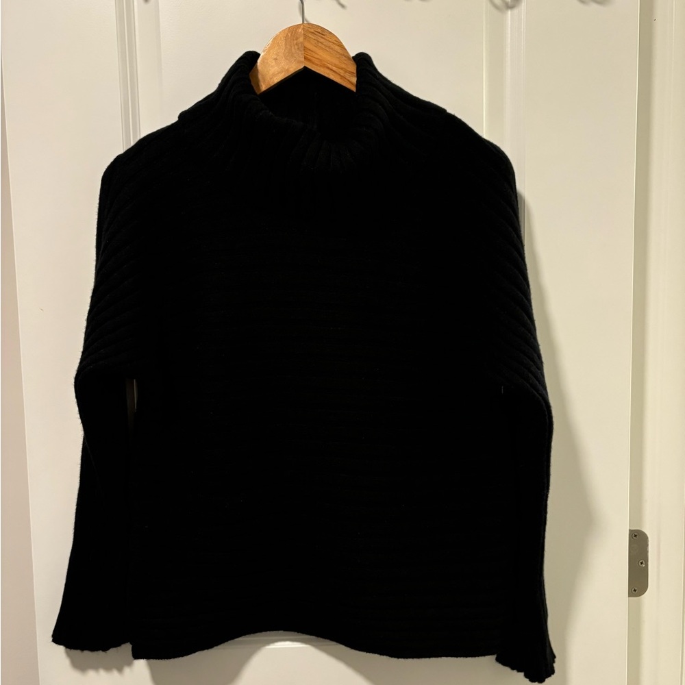 Women’s Cable & Gauge Black Horizontal Ribbed Turtleneck Sweater Size Medium